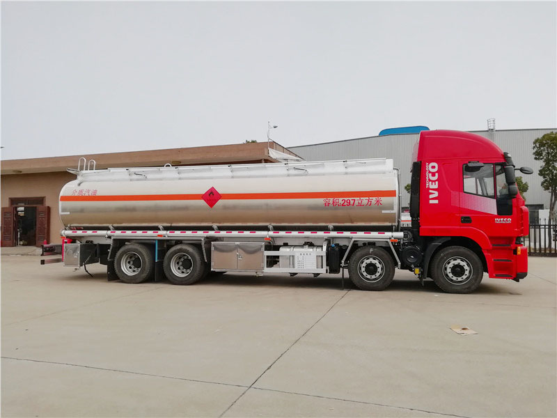 上汽紅巖29.7方前四后八鋁合金運(yùn)油車，20噸運(yùn)油車